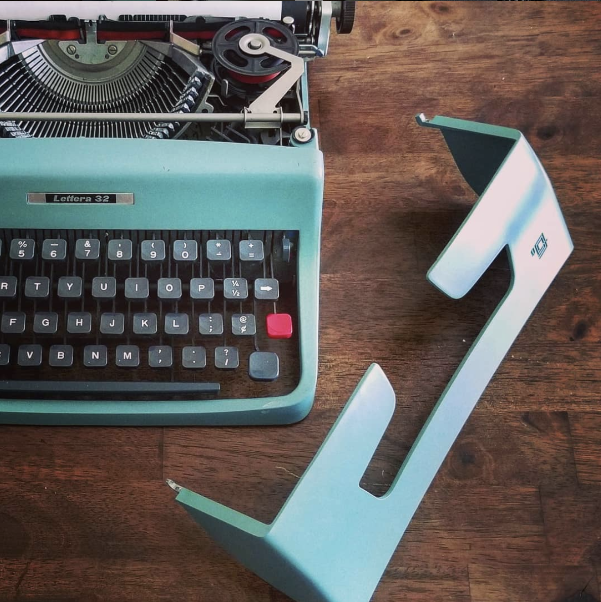 Circa 1960 Olivetti / Underwood Lettera 32 Vintage Typewriter in Case —  Classic Typewriter Co.